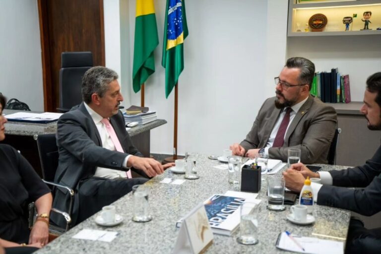 Alan Rick e Luiz Gonzaga recebem autoridades peruanas para debater laços comerciais do Brasil com o Peru