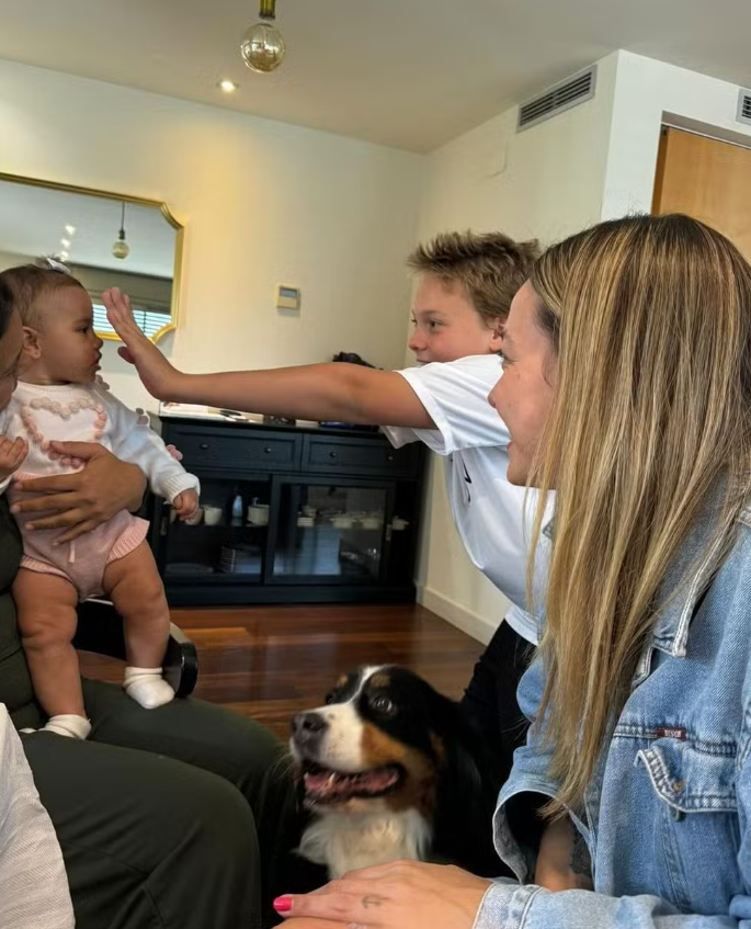 Neymar mostra a filha, Mavie, dando os primeiros passos com a ajuda do irmão, Davi Lucca