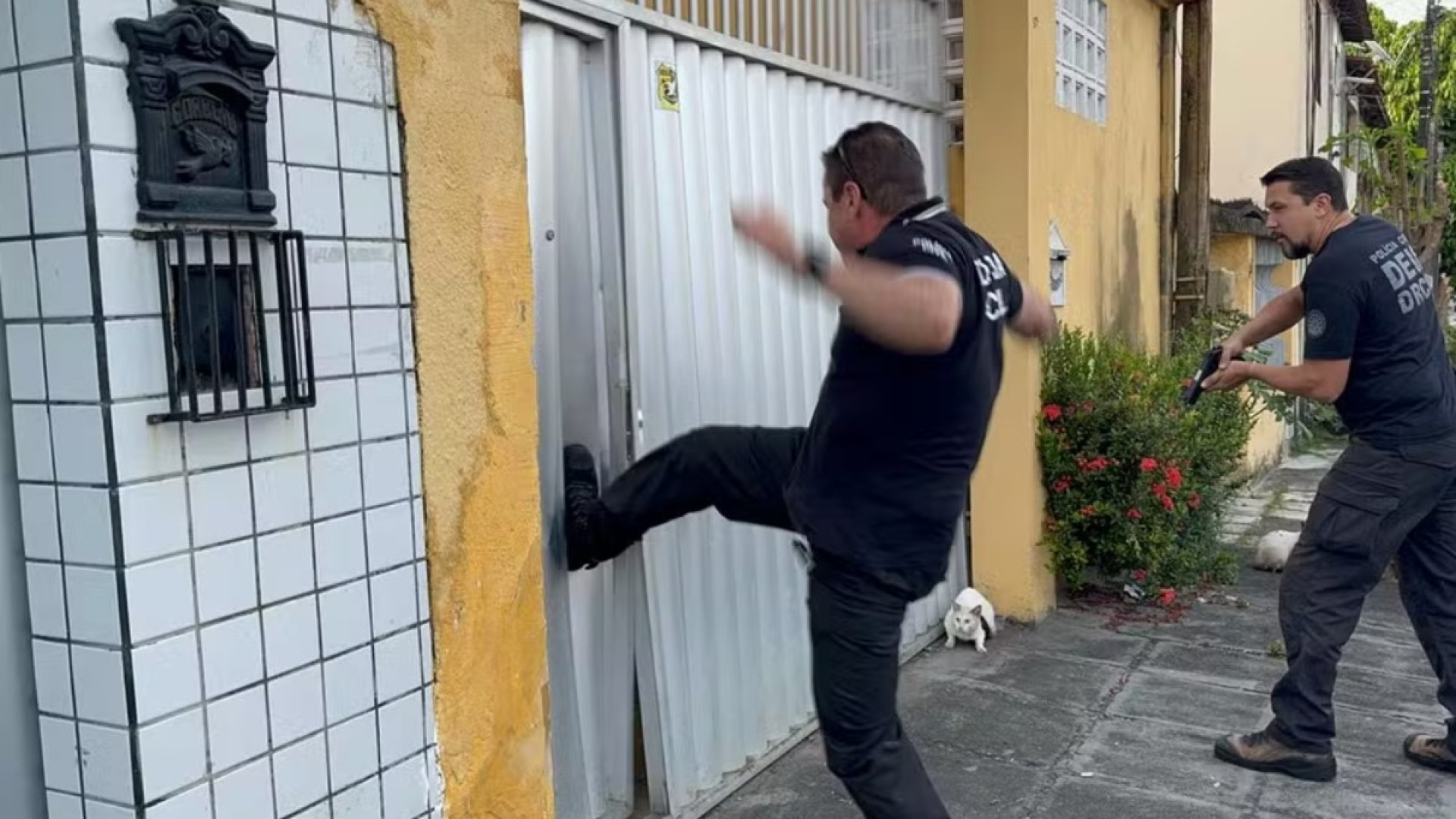 Ator e influenciadora são presos por desviar doações ao RS