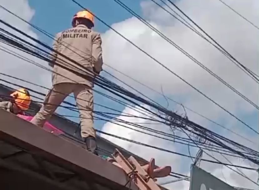 Vídeo mostra resgate de trabalhador após descarga elétrica de alta tensão; assista