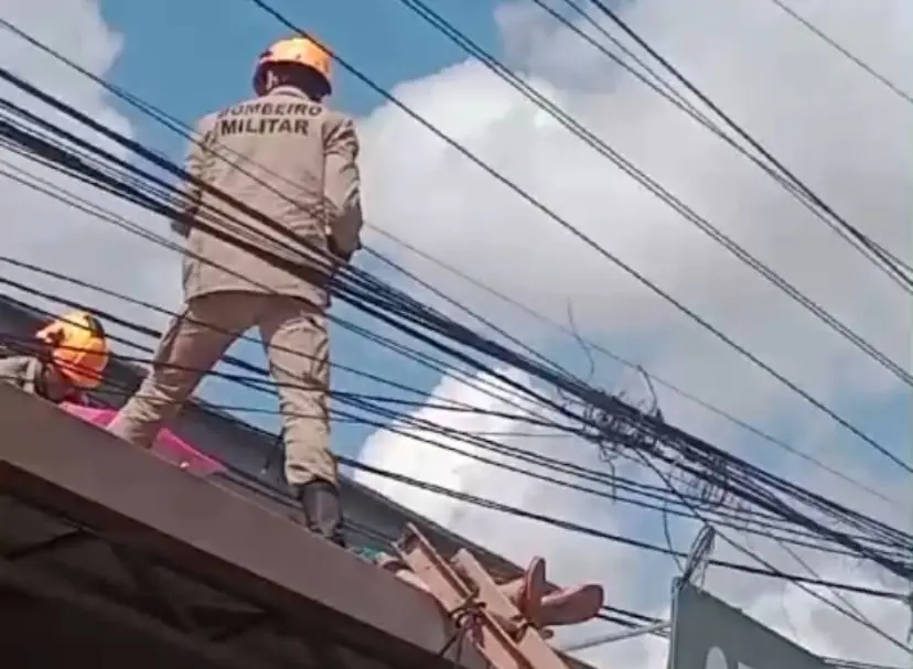 Vídeo mostra resgate de trabalhador após descarga elétrica de alta tensão; assista