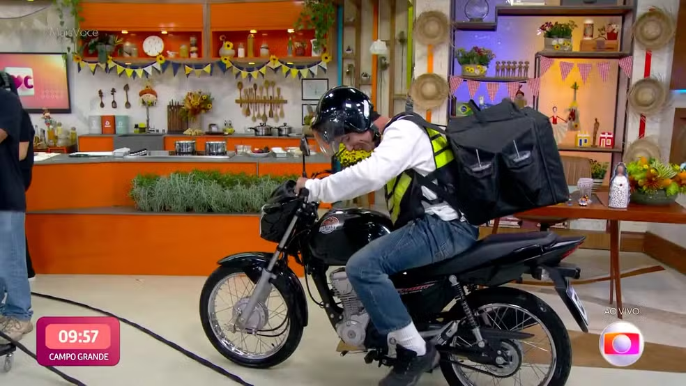 Marco Luque invade Mais Você de moto e emociona Felipe Andreoli