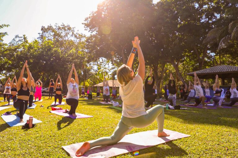 Aula aberta e cuidados com saúde marcam Dia Internacional do Yoga no Horto Florestal