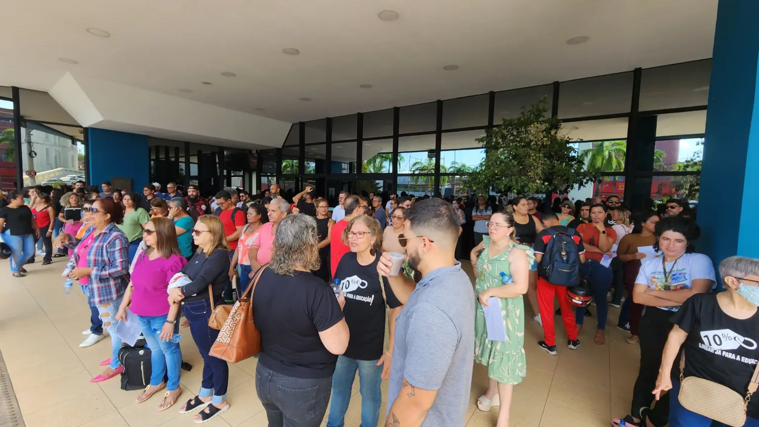 Servidores da Educação lotam entrada da Aleac pedindo que Governo aceite acordo sobre reajuste