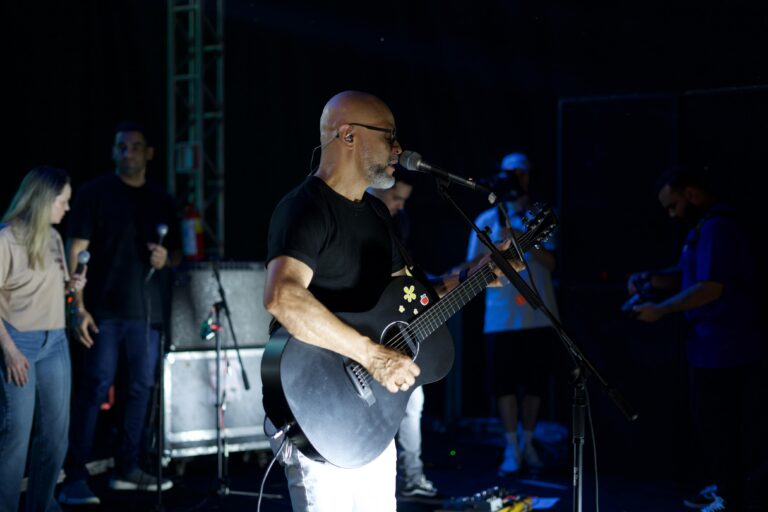 Há 20 anos fora do Brasil, pastor Antônio Cirilo lota Praça da Revolução e emociona fiéis; FOTOS