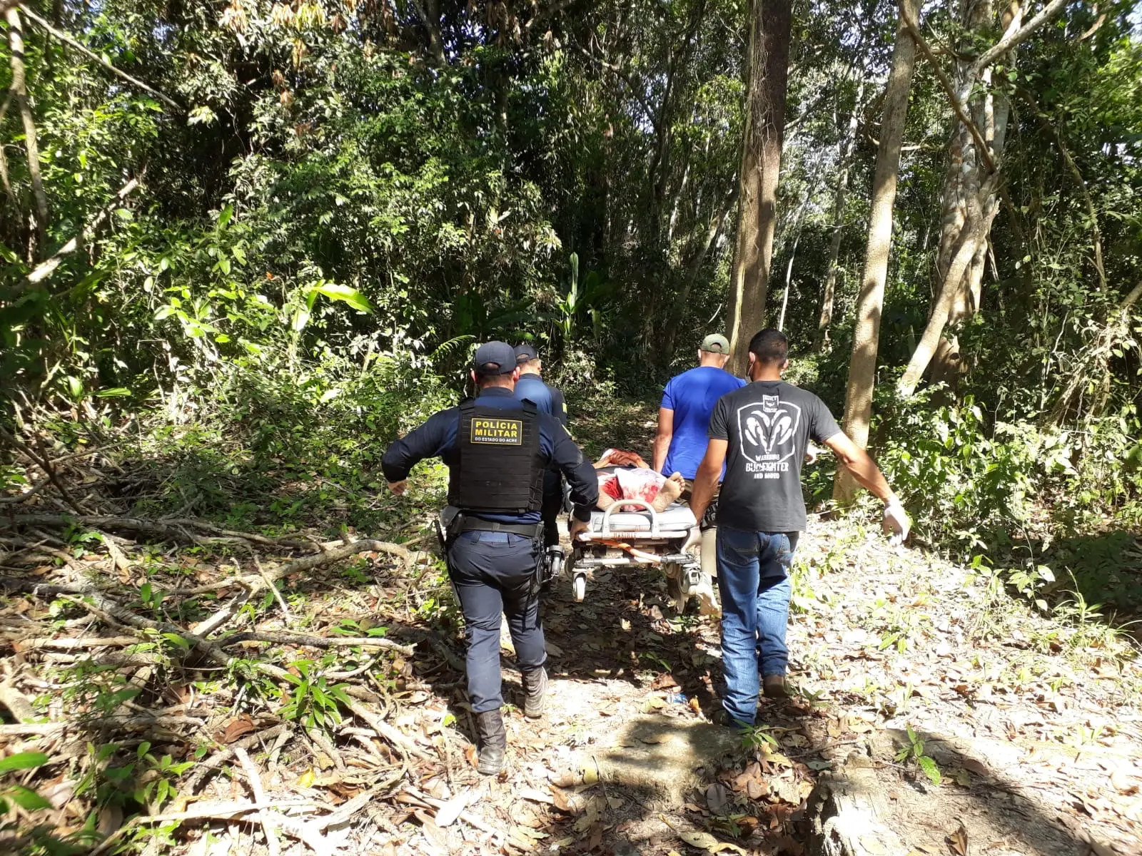 Marido tenta assassinar esposa dentro de trilha; ela pede socorro e recebe ajuda de turistas