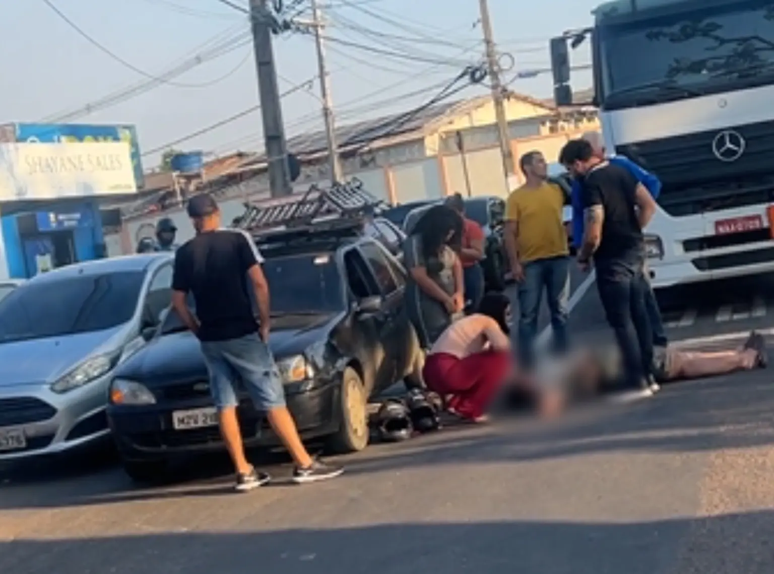 Carro colide contra moto em rotatória de Rio Branco e mulher é arremessada ao chão
