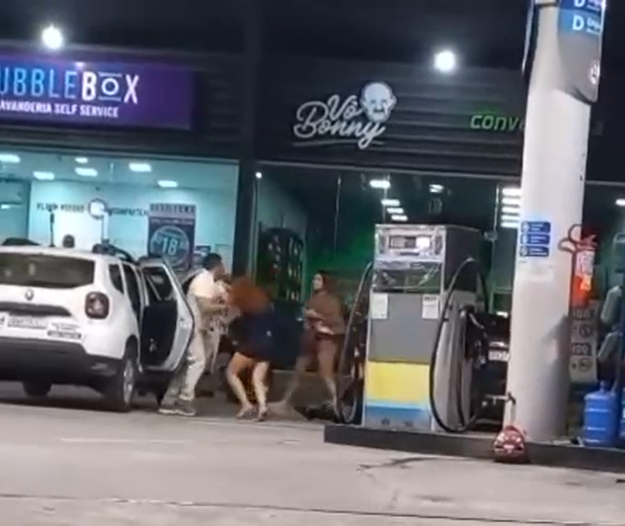 Vídeo mostra briga generalizada e pancadaria em posto de combustível; ASSISTA