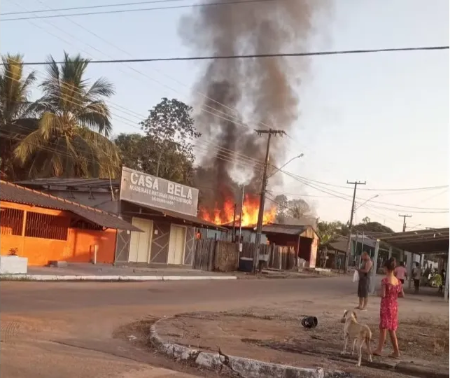 Homem incendeia casa para matar a esposa no interior de Rondônia