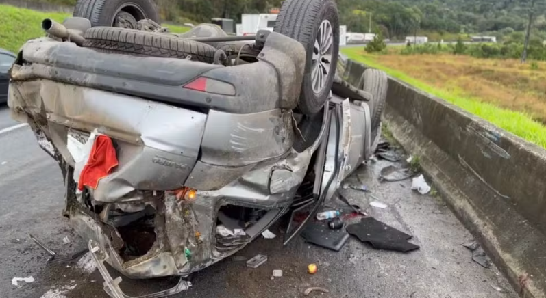 Dunga e esposa deixam o hospital após acidente de carro no Paraná