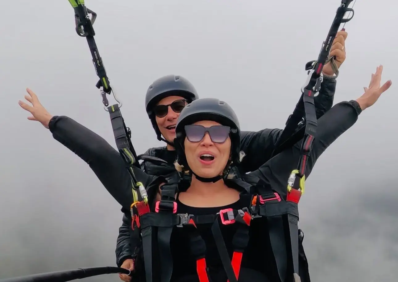 Colunista do ContilNet comemora aniversário com salto de parapente no Rio de Janeiro; FOTOS