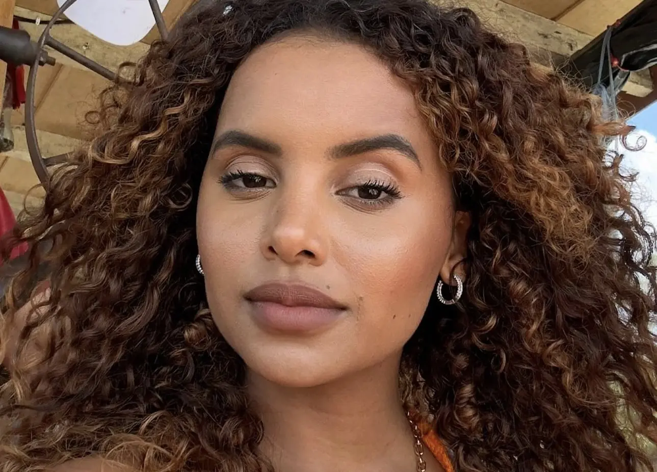 Gleici Damasceno faz publicação misteriosa exibindo barriga sarada ao posar de calcinha em espelho; FOTOS