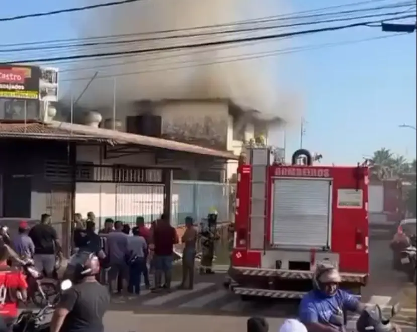 VÍDEO: incêndio consome residência e deixa família desabrigada na Baixada da Sobral