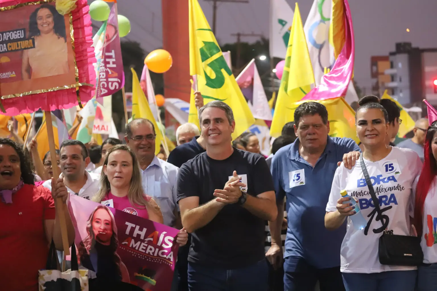 Marcus Alexandre sai em caminhada com centenas de apoiadores até a convenção no Sesc