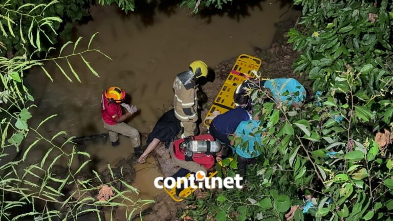 Ônibus lotado perde os freios e bate em carro que cai dentro de igarapé; vítimas são levadas ao PS