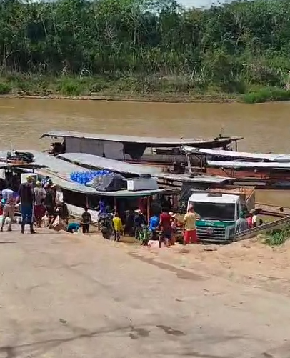 Freio não segura e caminhão carregado de tijolos desce rampa e bate em barco; VÍDEO