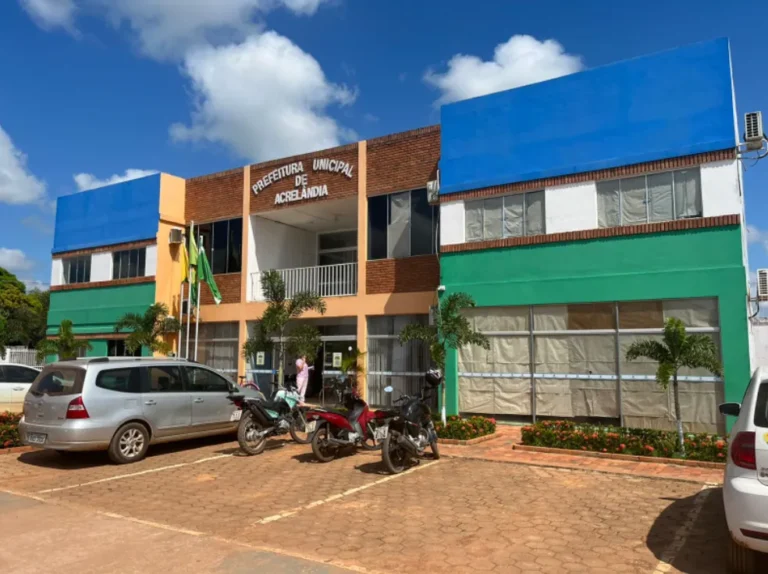 Imagem da prefeitura de Acrelândia com aviso sobre novo horário de expediente