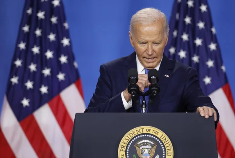 Pressionado, Biden confunde Kamala com Trump e diz que segue candidato