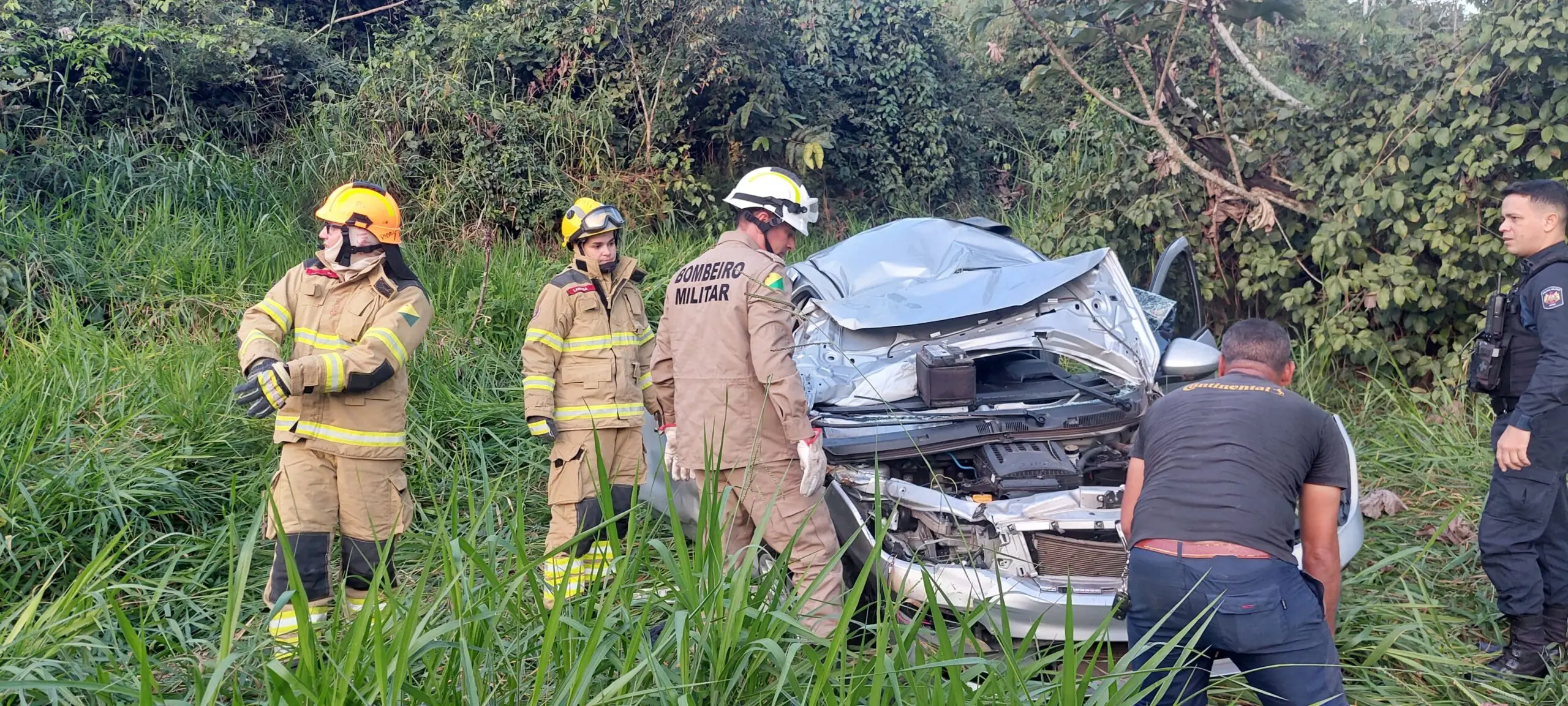 Bombeiros retiram com vida motorista preso às ferragens em acidente na BR-364
