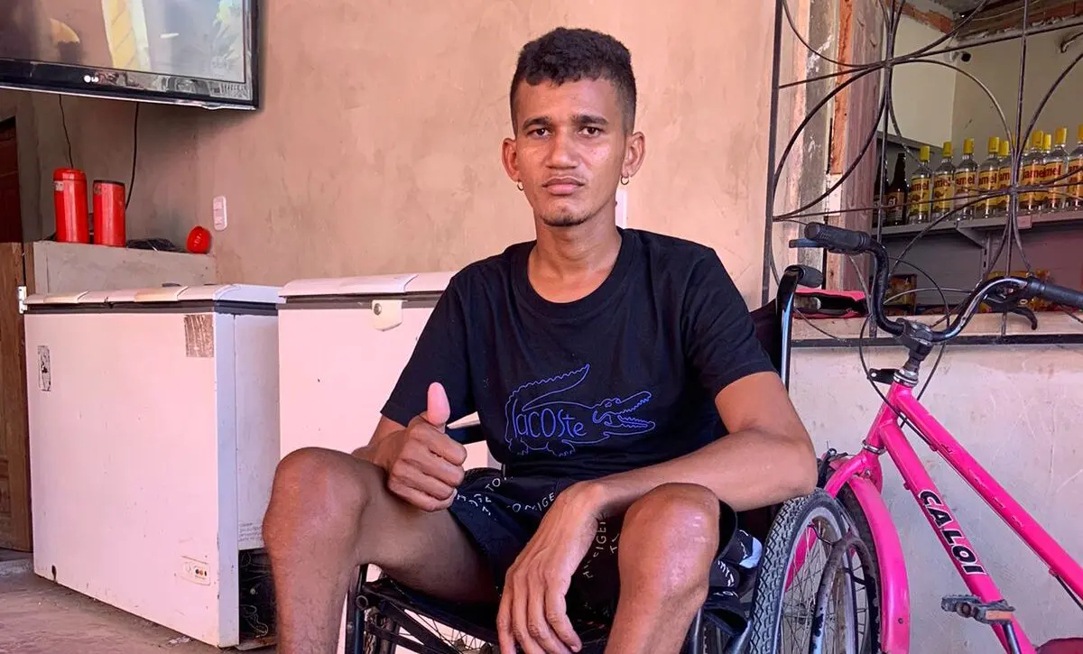 Com bala alojada na medula desde os 14 anos, jovem pede ajuda para comprar cadeira de rodas