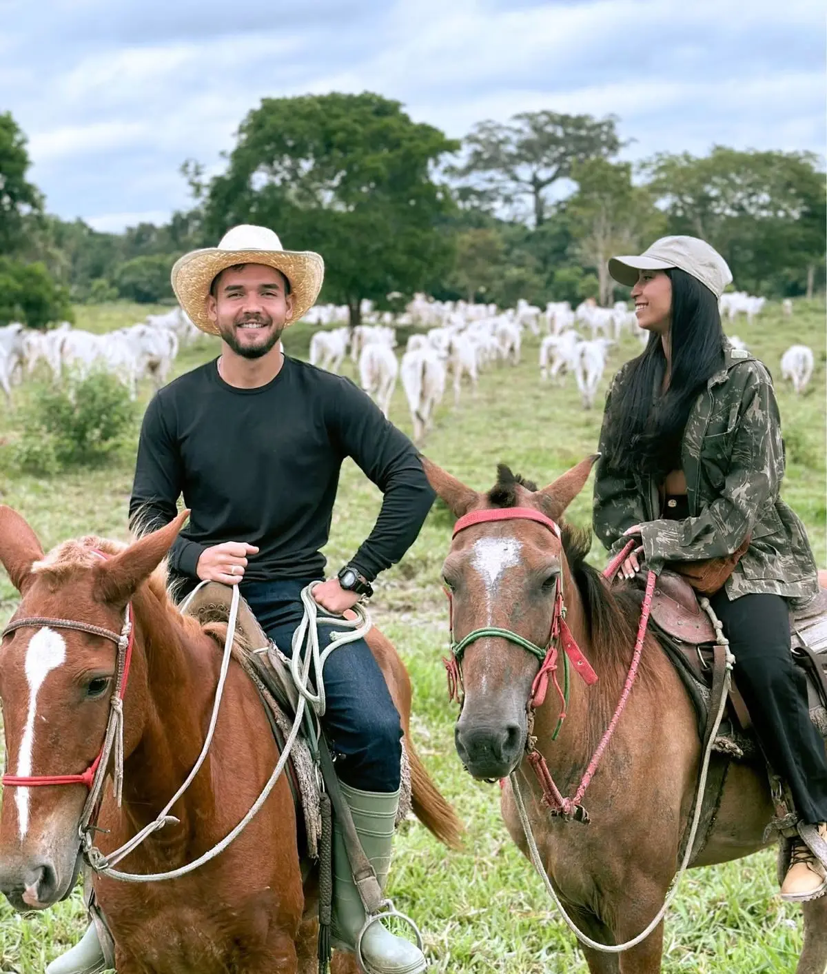 Jovem viaja milhares de quilômetros para conhecer família do namorado no Acre e viraliza na internet