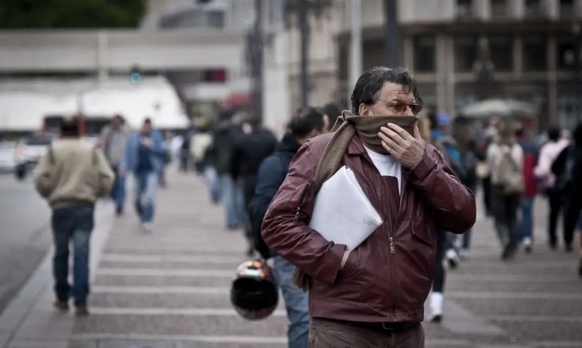Nova onda de frio com raios, chuvas e ventanias poderá chegar a 11ºC a partir desta segunda