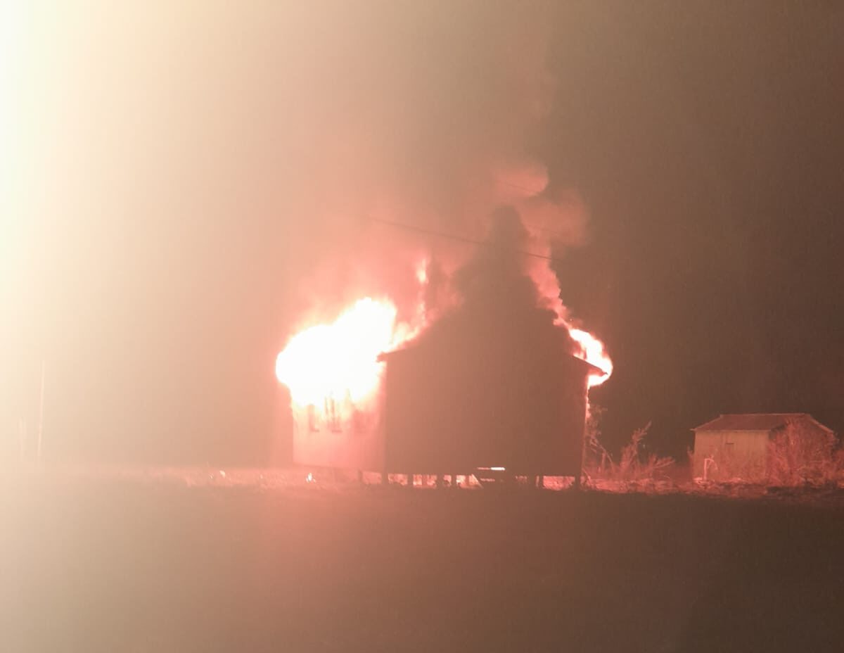 VÍDEO: incêndio de altas proporções causa destruição total em igreja de zona rural no Acre