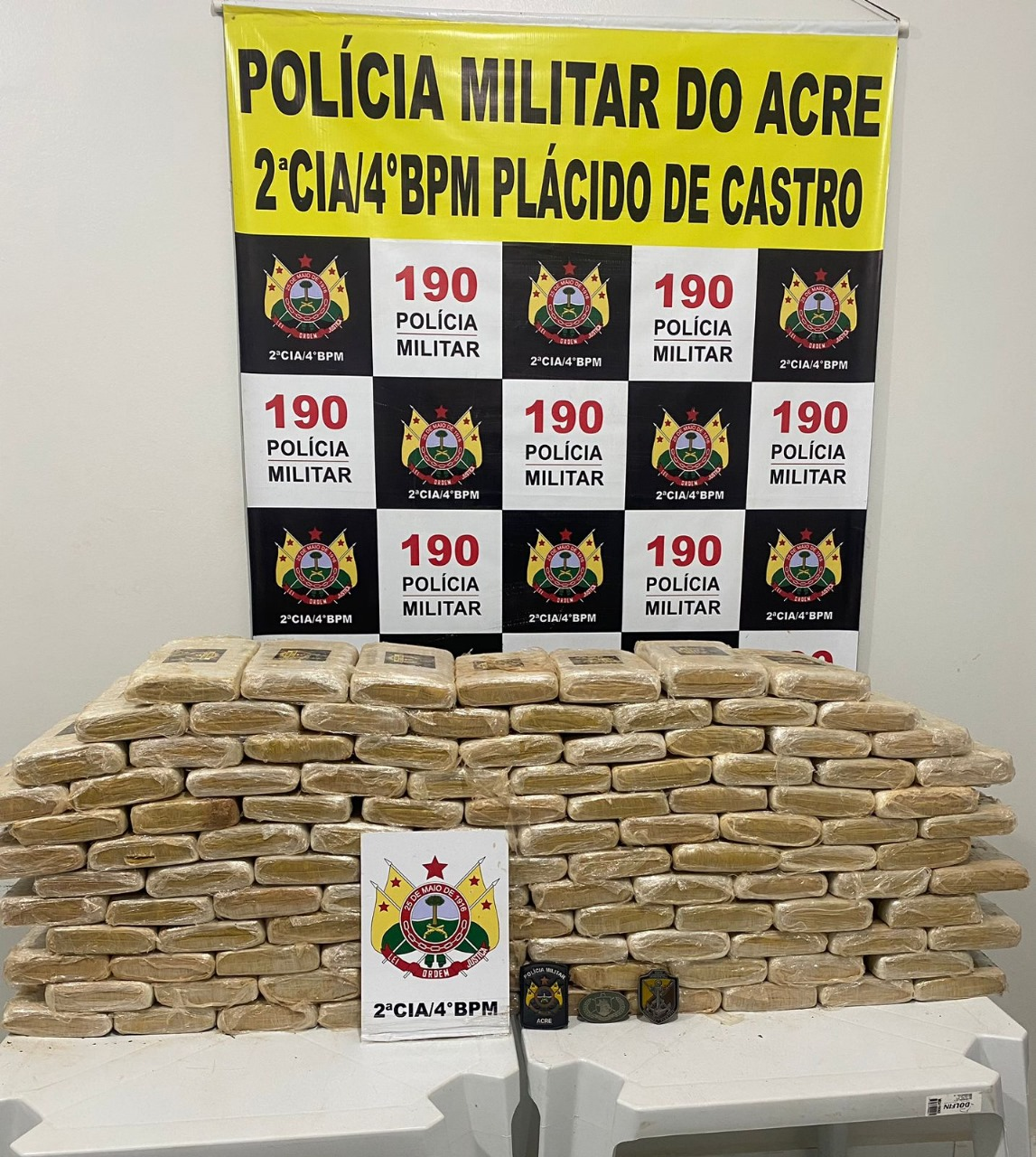 PM apreende mais de 100 kg de maconha em carro; suspeitos pularam do veículo em movimento