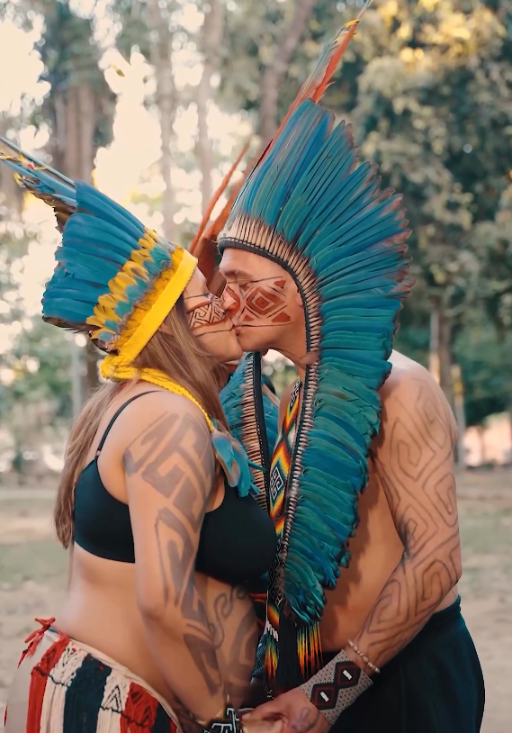 Brasileira e alemão consagram casamento seguindo as tradições do povo Huni Kuin; VÍDEO