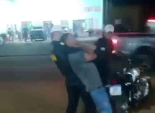 VÍDEO: ação de policial dando mata-leão em jovem causa revolta; PM diz que ele reagiu à abordagem