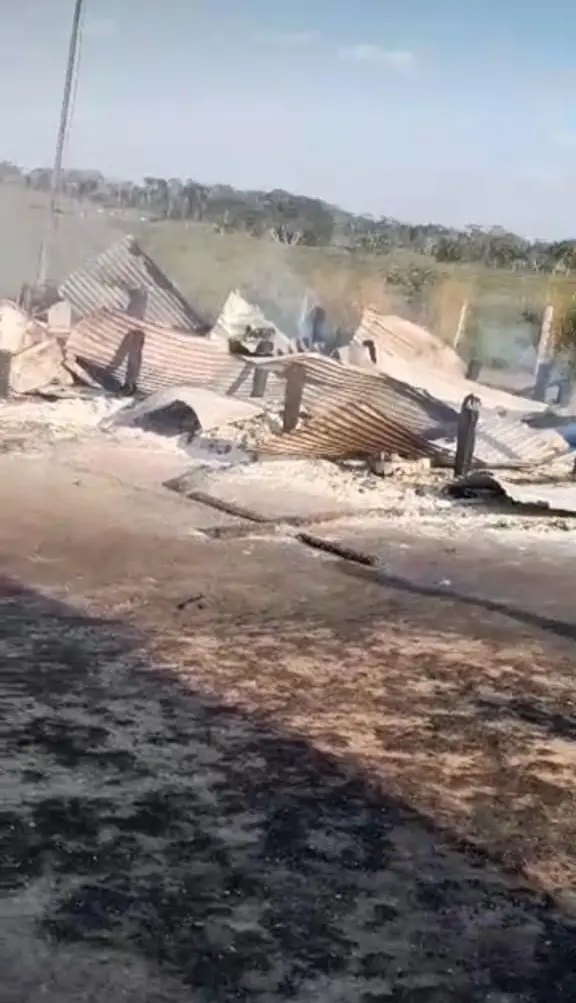 VÍDEO: homem tem casa destruída e perde tudo após incêndio; curto-circuito pode ter sido a causa
