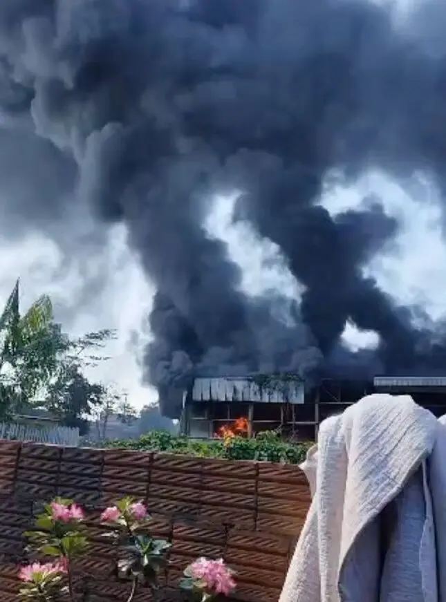 VÍDEO: incêndio devastador atinge prédio abandonado da Cageacre e assusta moradores em Brasiléia