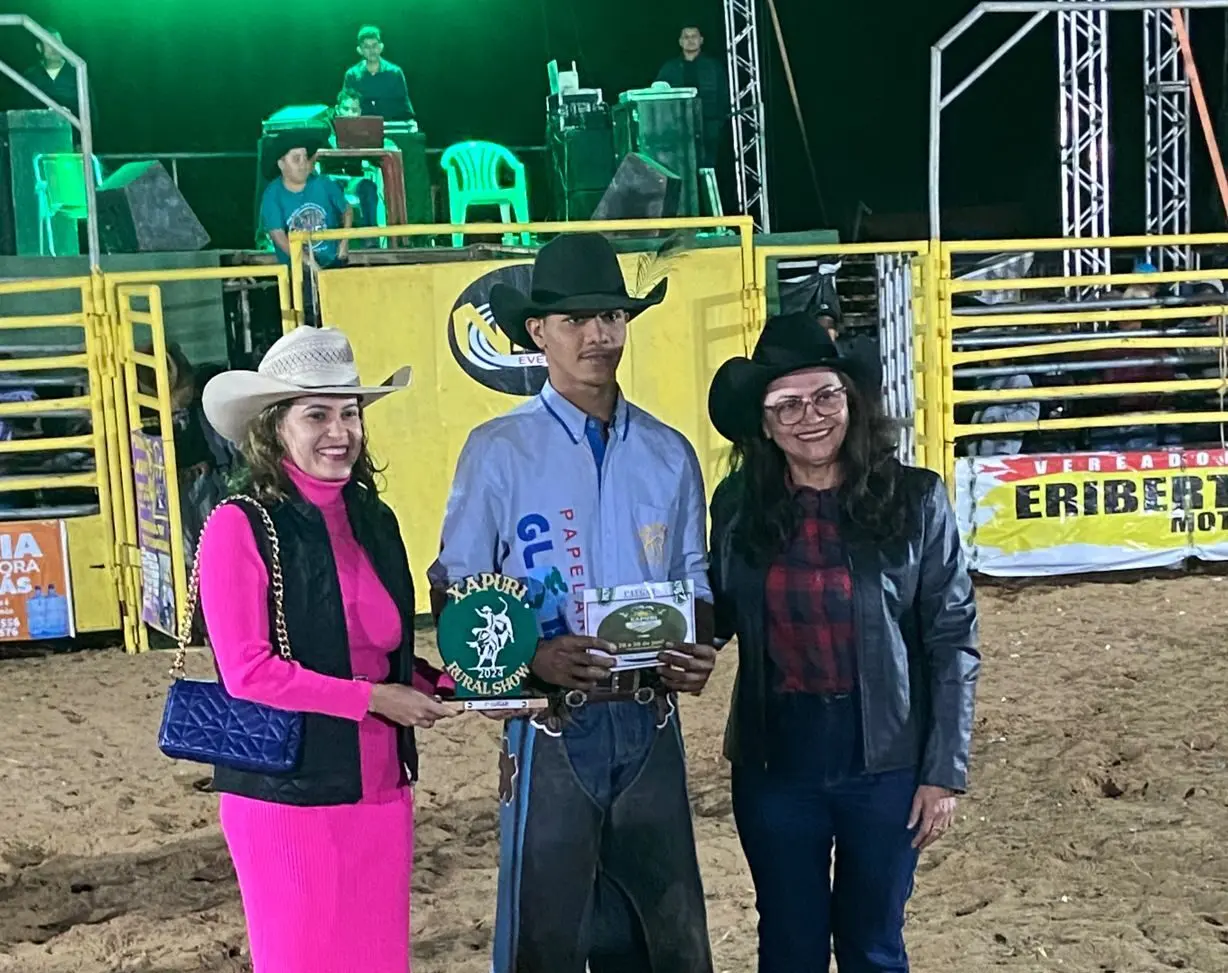 Com 20 anos, jovem vence rodeio de Xapuri após competir com 60 peões e leva R$ 4 mil