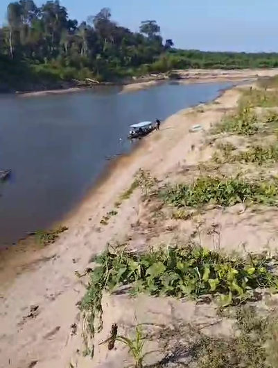 “É preciso empurrar os barcos”, diz morador ao mostrar situação crítica de rio no Acre; VÍDEO