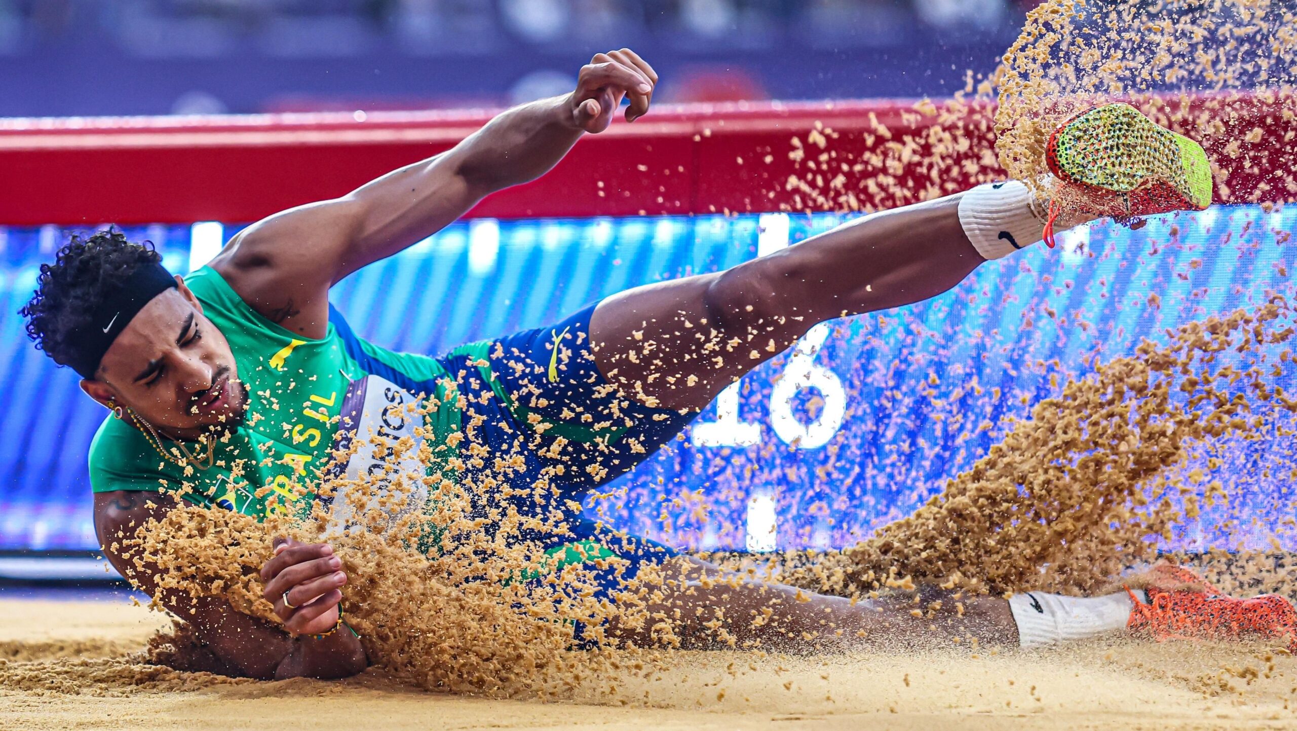 atleta-brasileiro-pede-namorada-em-casamento-apos-final-no-atletismo