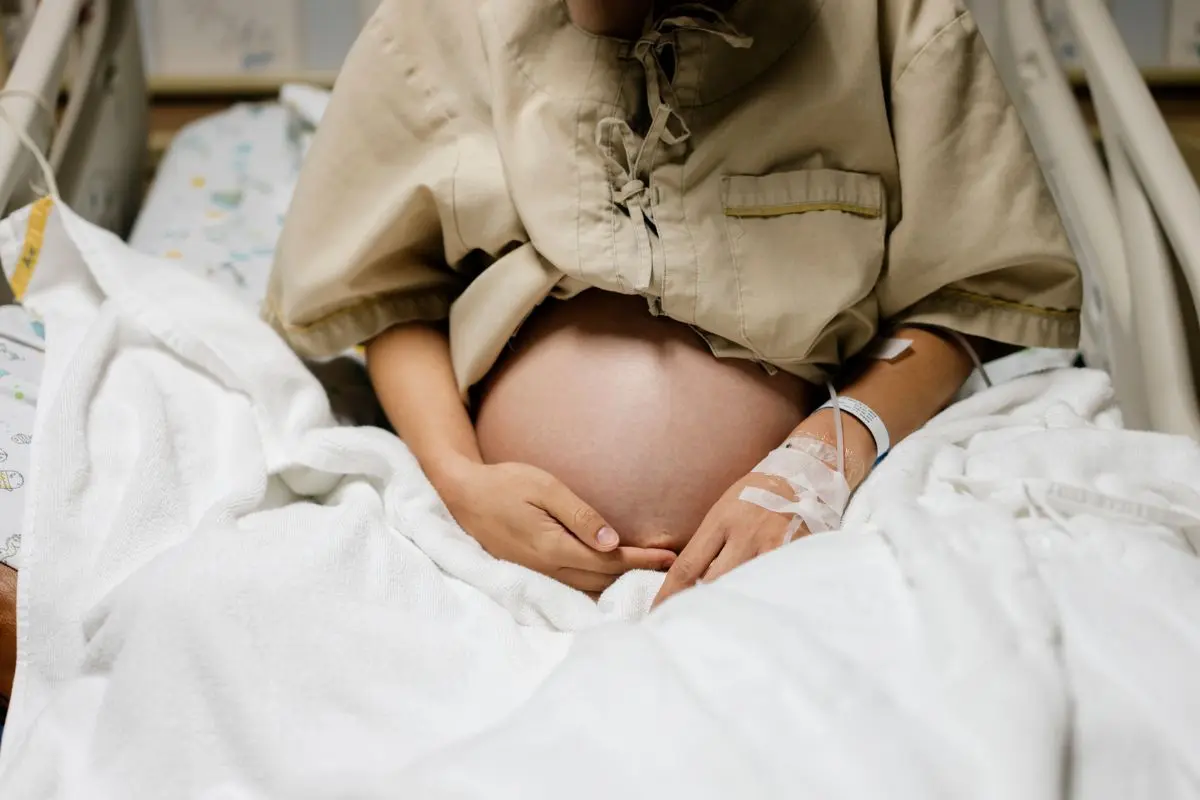 Mulher não quer dar à luz na presença do marido e justifica: “Imaturo”