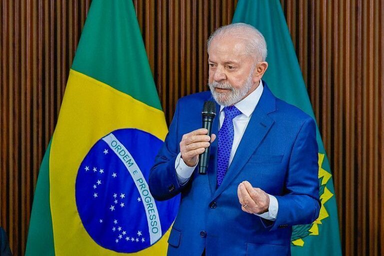 Lula faz sessão de fotos para materiais de campanha com candidatos a prefeituras