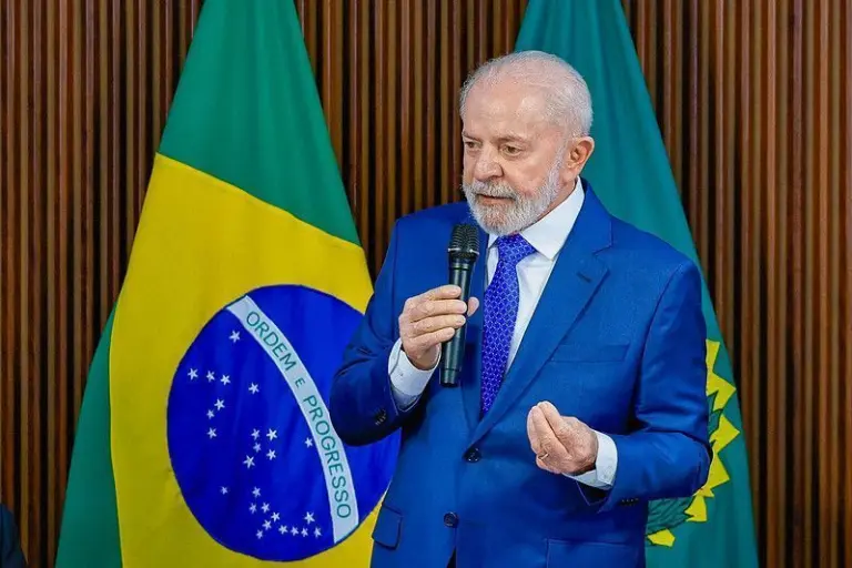 Lula faz sessão de fotos para materiais de campanha com candidatos a prefeituras
