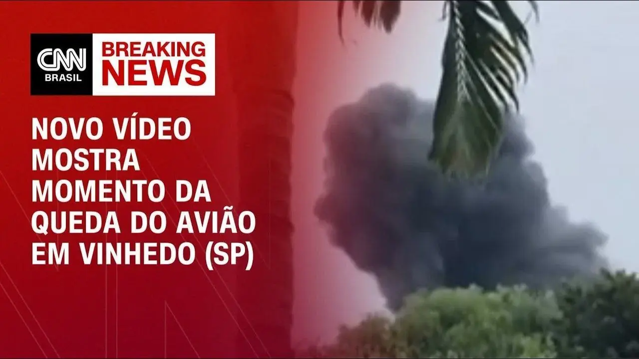 Cauda e motores do avião da Voepass são removidos do local do acidente