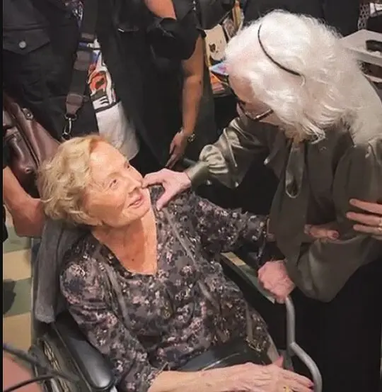 Fernanda Montenegro e Glória Menezes se reencontram e prestigiam lançamento de livro