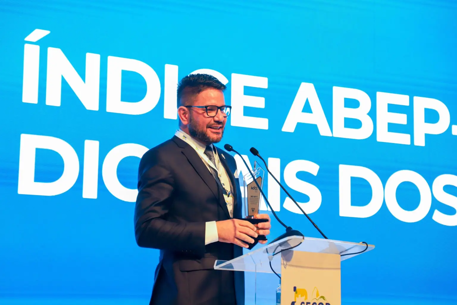 Acre ganha 2º lugar entre estados com melhores serviços digitais; Gladson recebe prêmio