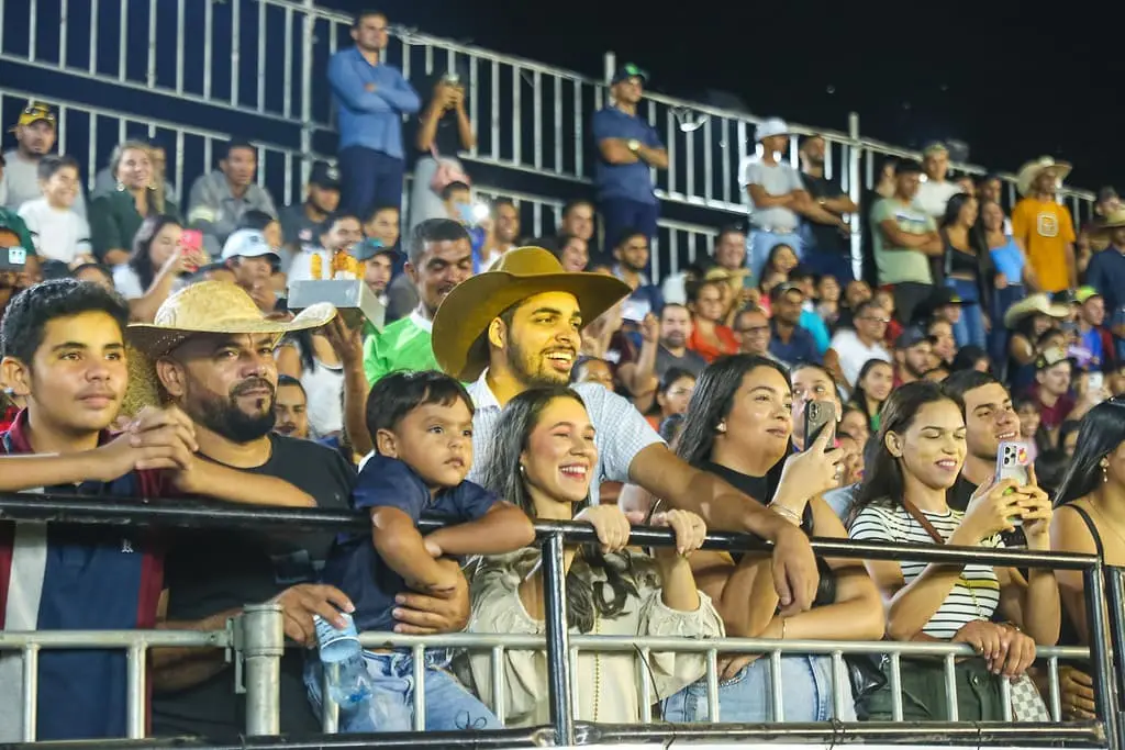 Grande público marca abertura do rodeio na Expoacre Juruá