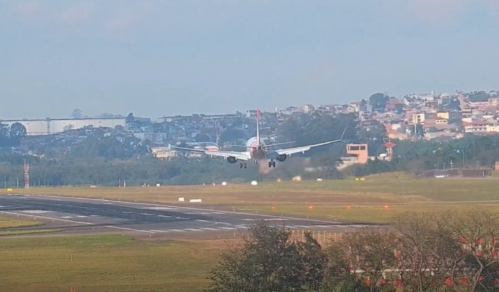VÍDEO: Sob ventania, avião da Gol arremete após tocar pista em Guarulhos