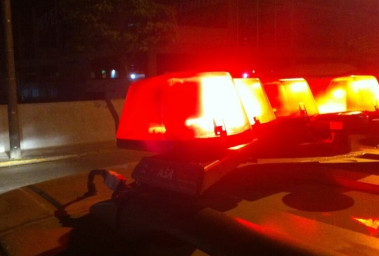 Após registrar BO, mulher apanha de ex em frente a delegacia