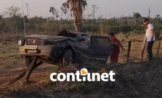 Carro capota em curva e vai parar em cima de estaca no interior do Acre