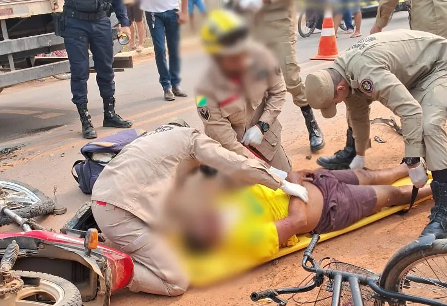 Trabalhador que conduzia bicicleta colide com caminhão ao desviar de pedestre; estado é grave