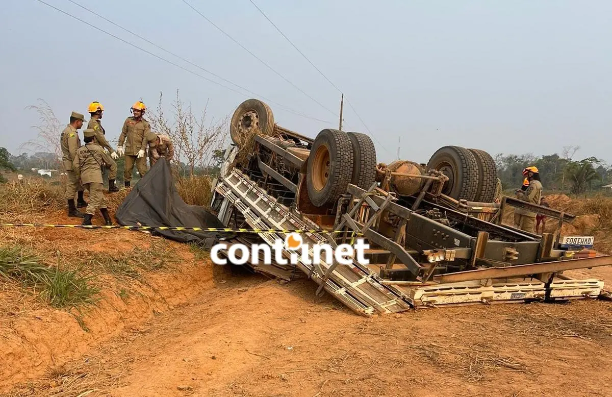 Motorista perde controle de caminhão, capota veículo e morre no interior do Acre; causa é desconhecida