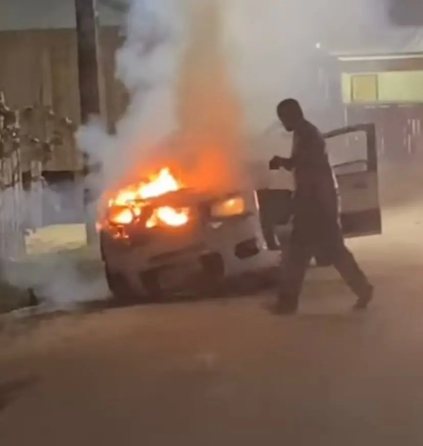 VÍDEO: Carro pega fogo e moradores tentam conter a situação com baldes de água em Tarauacá
