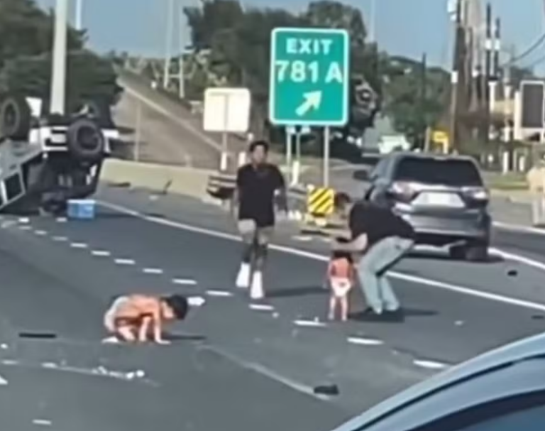 Vídeo: Dois bebês são encontrados andando no meio da rodovia após acidente de carro, nos EUA