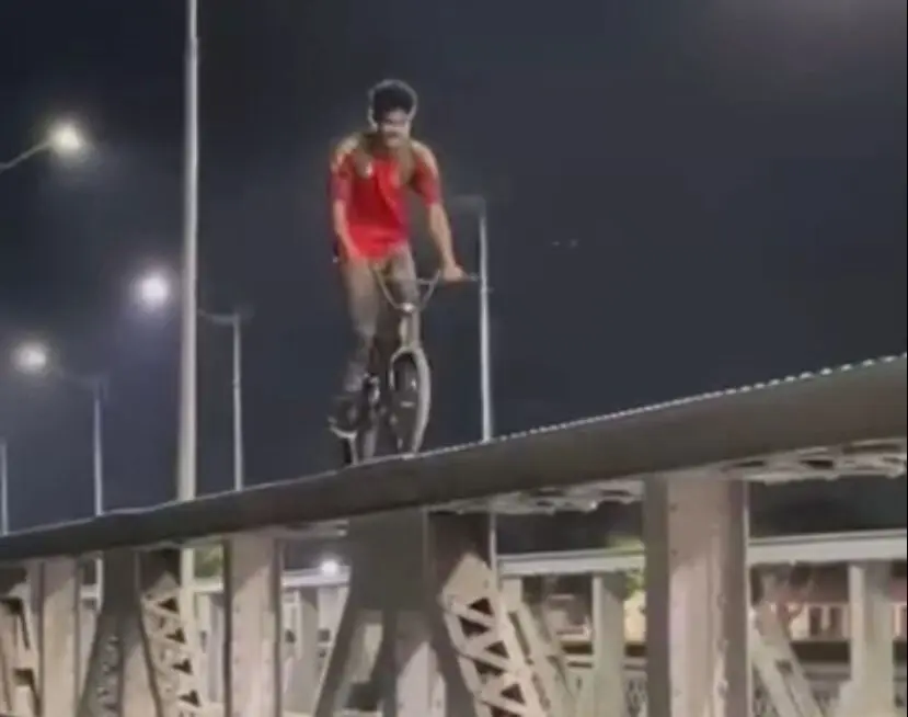 Jovem realiza manobra radical na ponte metálica de Rio Branco e chama atenção nas redes sociais